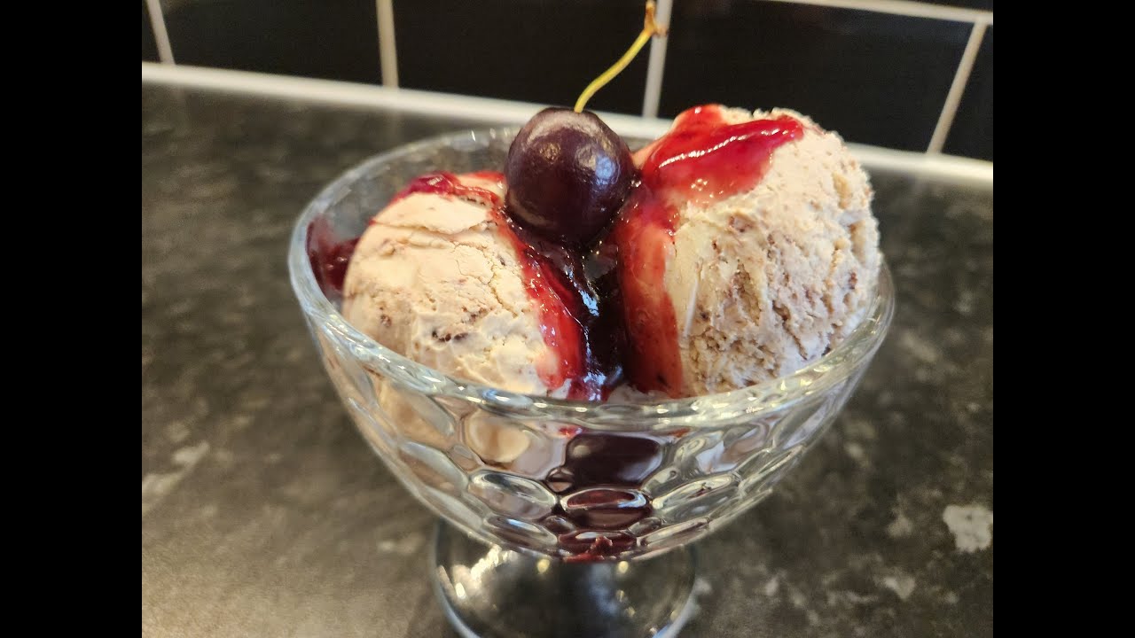 легкое вишневое мороженое с соусом амаретто🍨