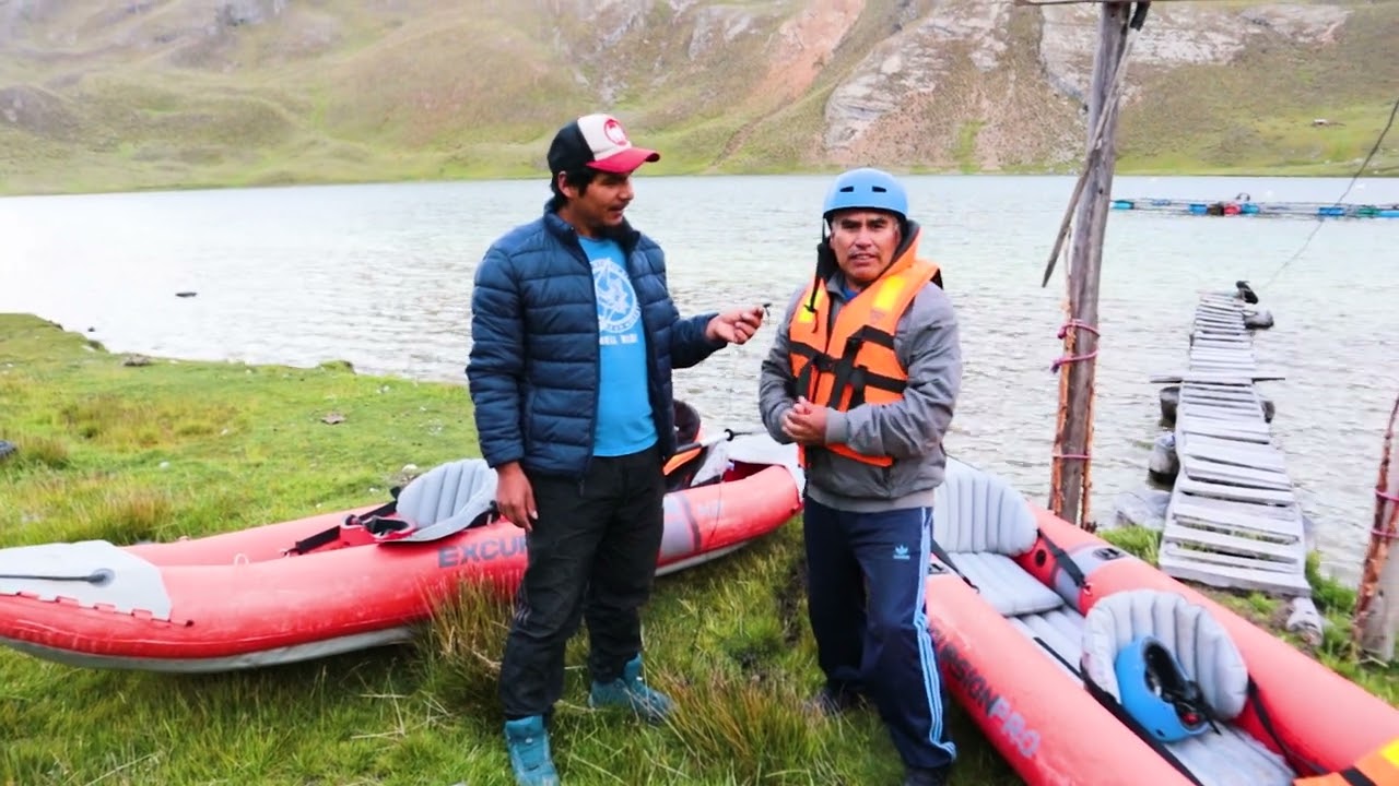 laguna de Luraqocha en el distrito de Totos y el lanzamiento de canotaje Incapachakin
