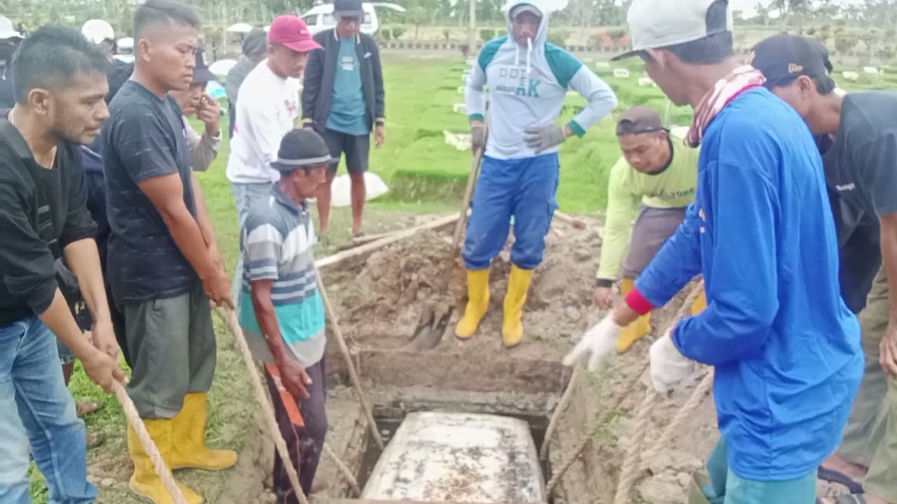 proses pembongkaran makam .jenazah akan dikirim ke Toraja