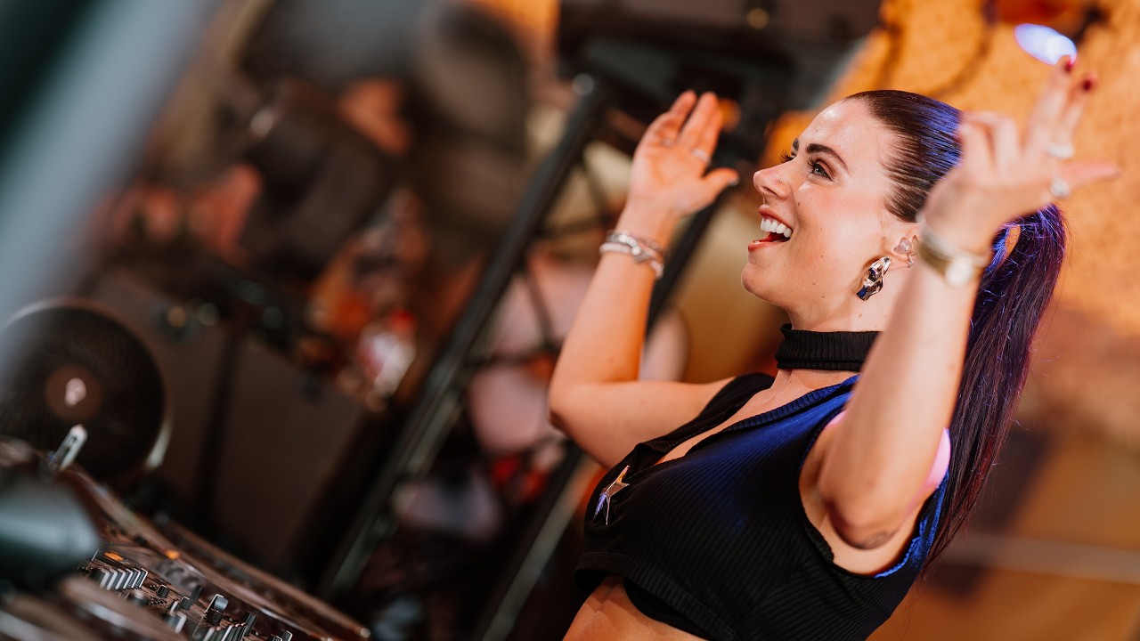 Laura van Dam - Live in Zandvoort, Capture Radio 100