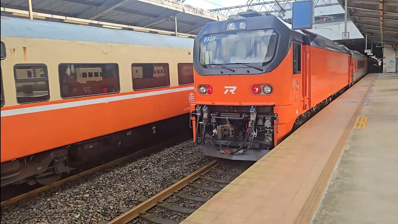 272次苗栗發車開往花蓮E500型鳴日色金光牌雙電力機車頭E520+十二節PP車廂+E543推拉式PP自強號，和1137次基隆發車經由山線開往苗栗銀綠色微笑號EMU900型十輛一編組EMU913區間車