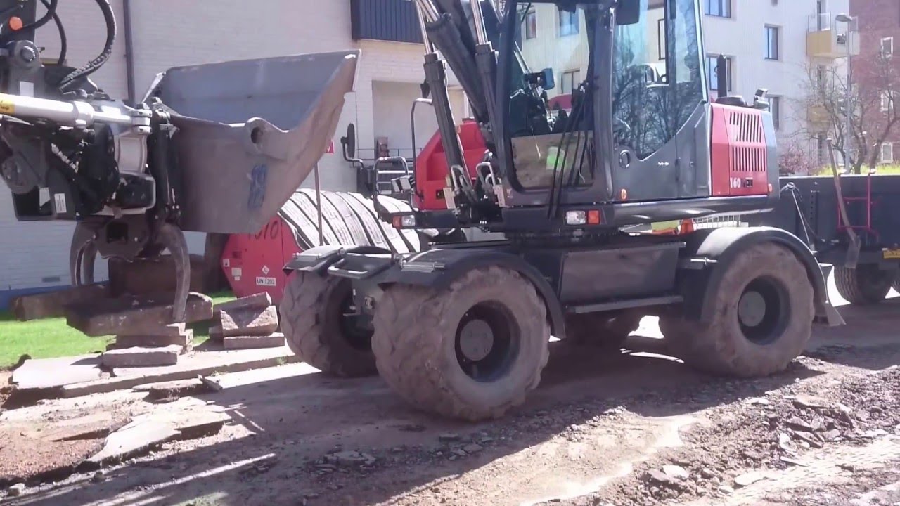 ATLAS 160W with engcon rototilt, knows how to play