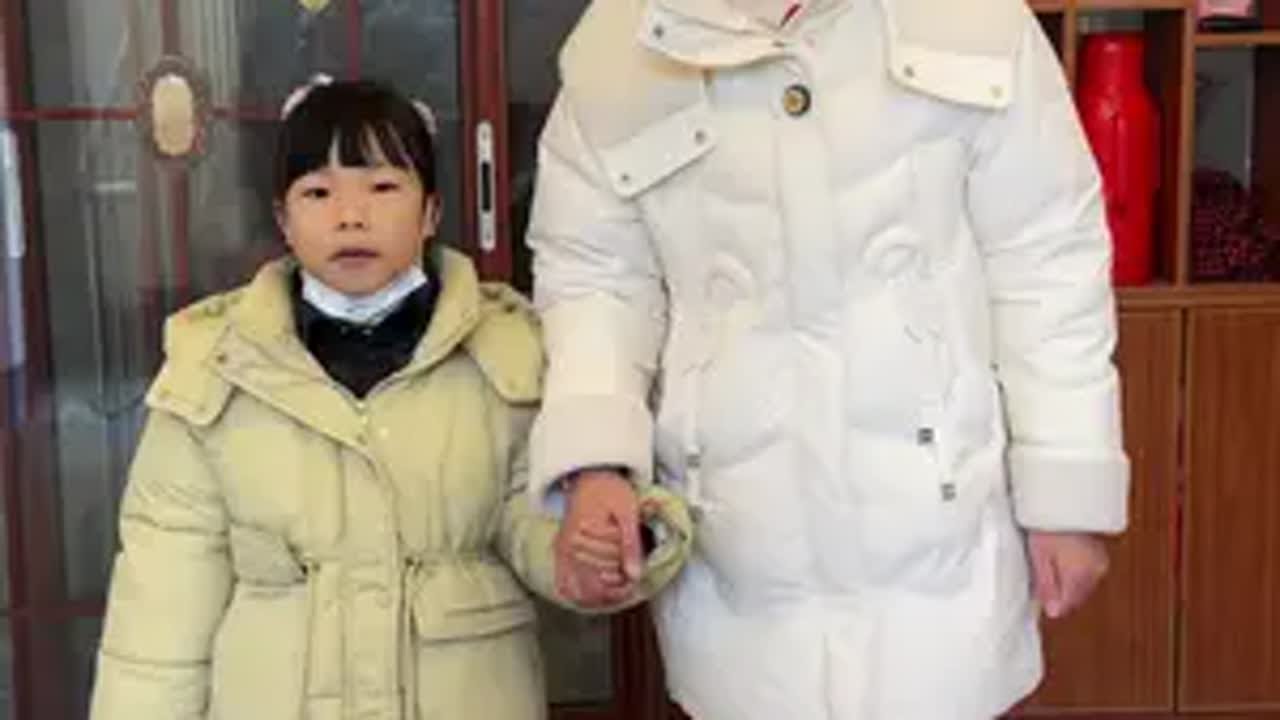 小雪和强子祝大家新年快乐，身体健康，阖家欢乐。农村年味 新年祝福 家和万事兴 @芳芳（小雪和强子） @小雪和强子(生活日常)