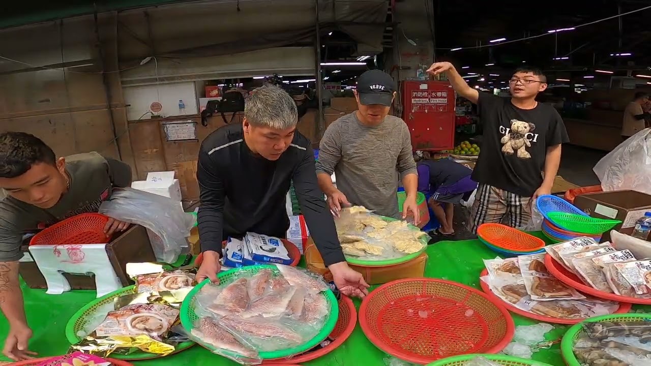 拔辣功力大增 上場不到一小時賣到快掃攤了 安南果菜市場 怡安路二段102號 士官長海鮮叫賣 海鮮叫賣 海鮮拍賣 叫賣哥 seafood auction