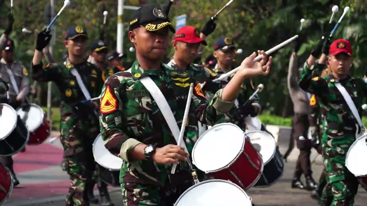 LAGU MAJU TAK GENTAR DRUMBAND TARUNA AKADEMI TNI DAN AKPOL DI MONAS