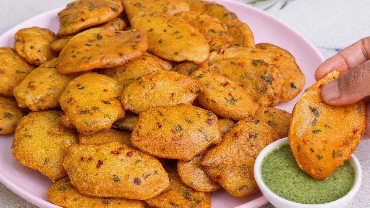 Crispy Aloo Pakora Recipe | Ramzan Iftar Snacks | Pakoray Banane Ka Tarika | Aloo Pakora