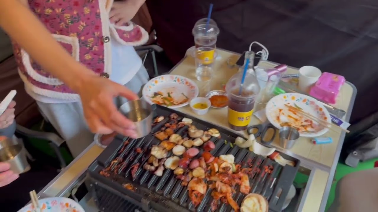 🐷먹짱 여자 넷이 캠핑 가면 생기는 일 (바베큐,삼겹살,추억의 껍데기,만취브이로그)