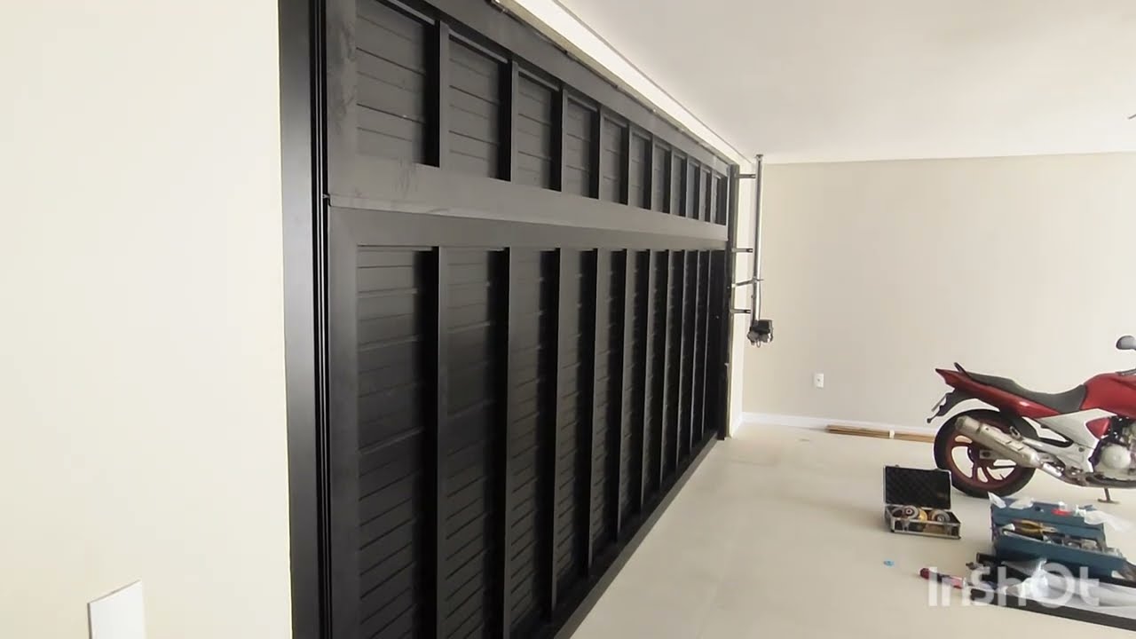 Portão basculante articulado. Todo em alumínio 