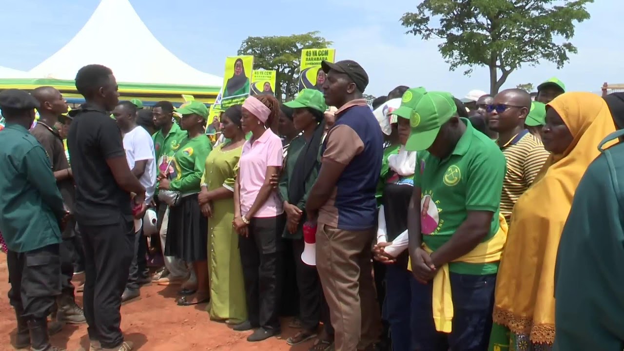 WAZIRI MKUU ANAWEKA JIWE LA MSINGI JENGO LA HALMASHAURI