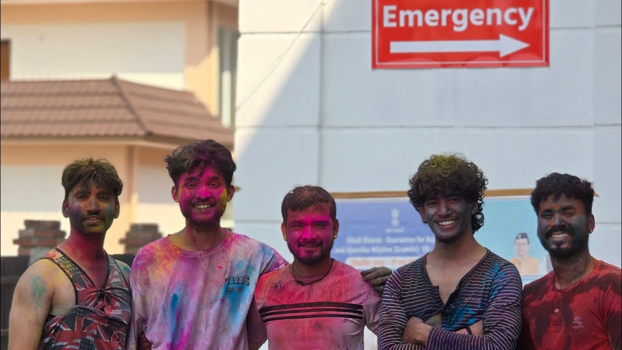 होली की मस्ती… और बीच में हॉस्पिटल 🏥😬🎨