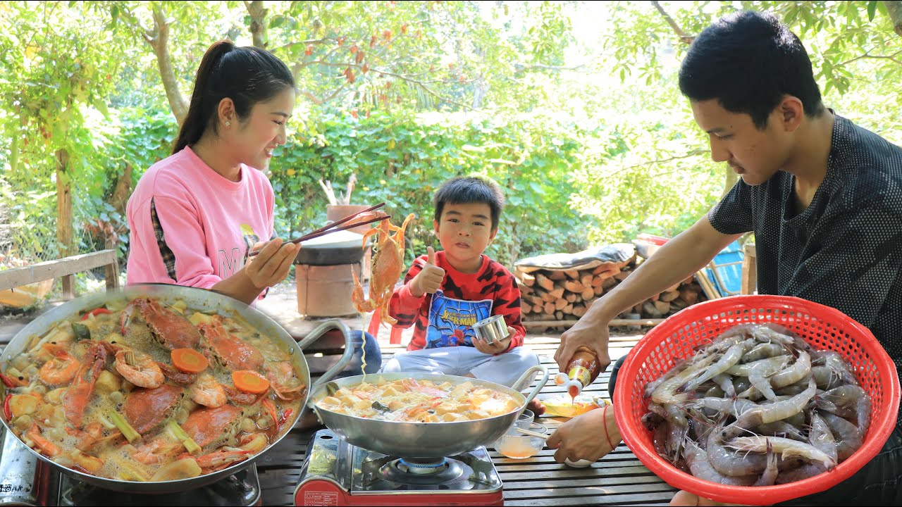 Cook and Eat: Seyhak and uncled Daro enjoy to eat seafood noodle soup / Seafood noodle soup recipe