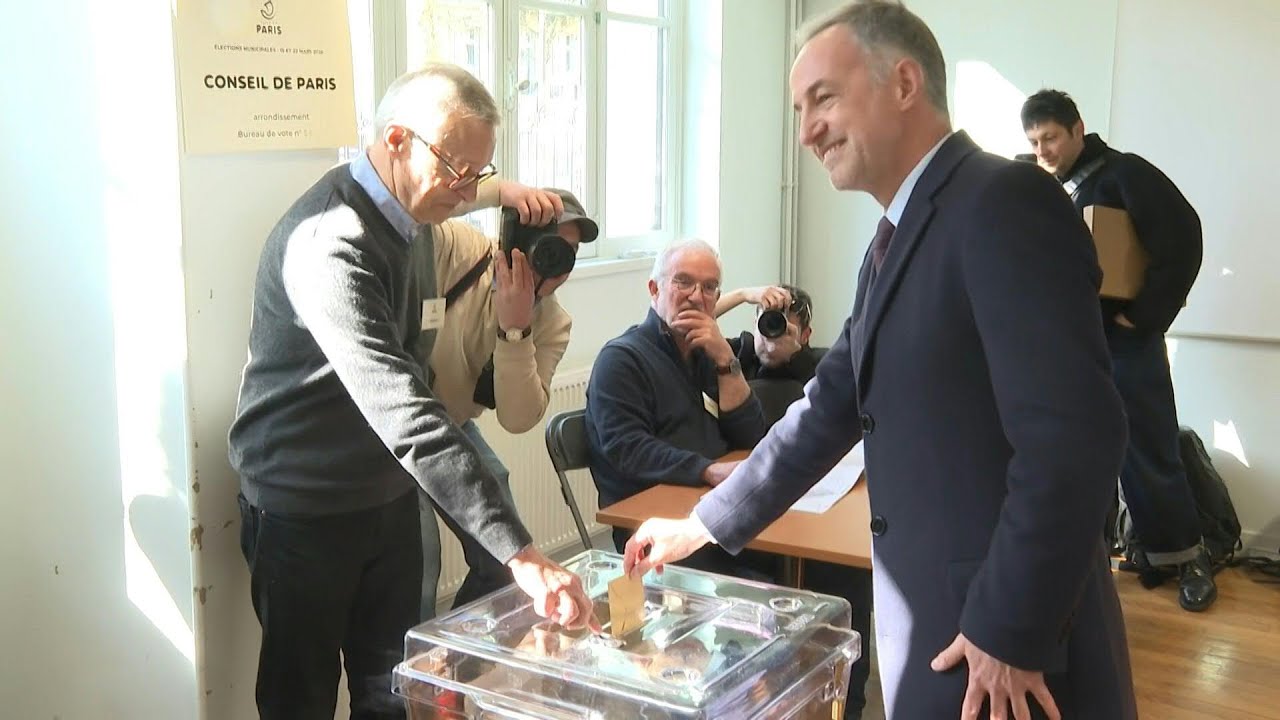 Municipales: Emmanuel Grégoire, candidat de la gauche à la mairie, vote à Paris | AFP Images