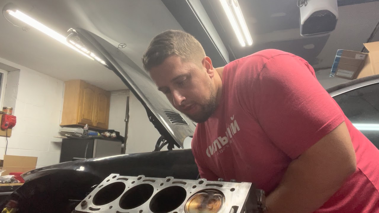 Piston installation on an AMG M156 V8