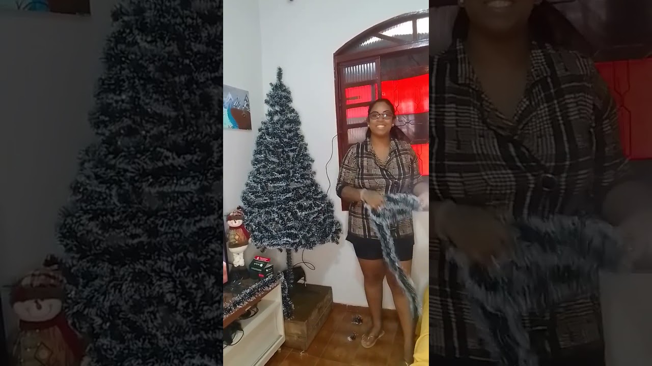 preenchendo a arvore de natal de 1.80 com festao.