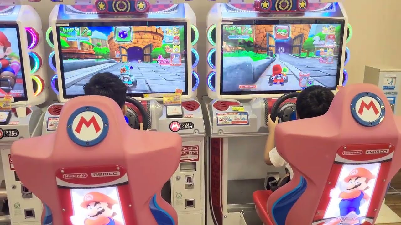 アーケードのマリオカートで兄弟対決する小学生