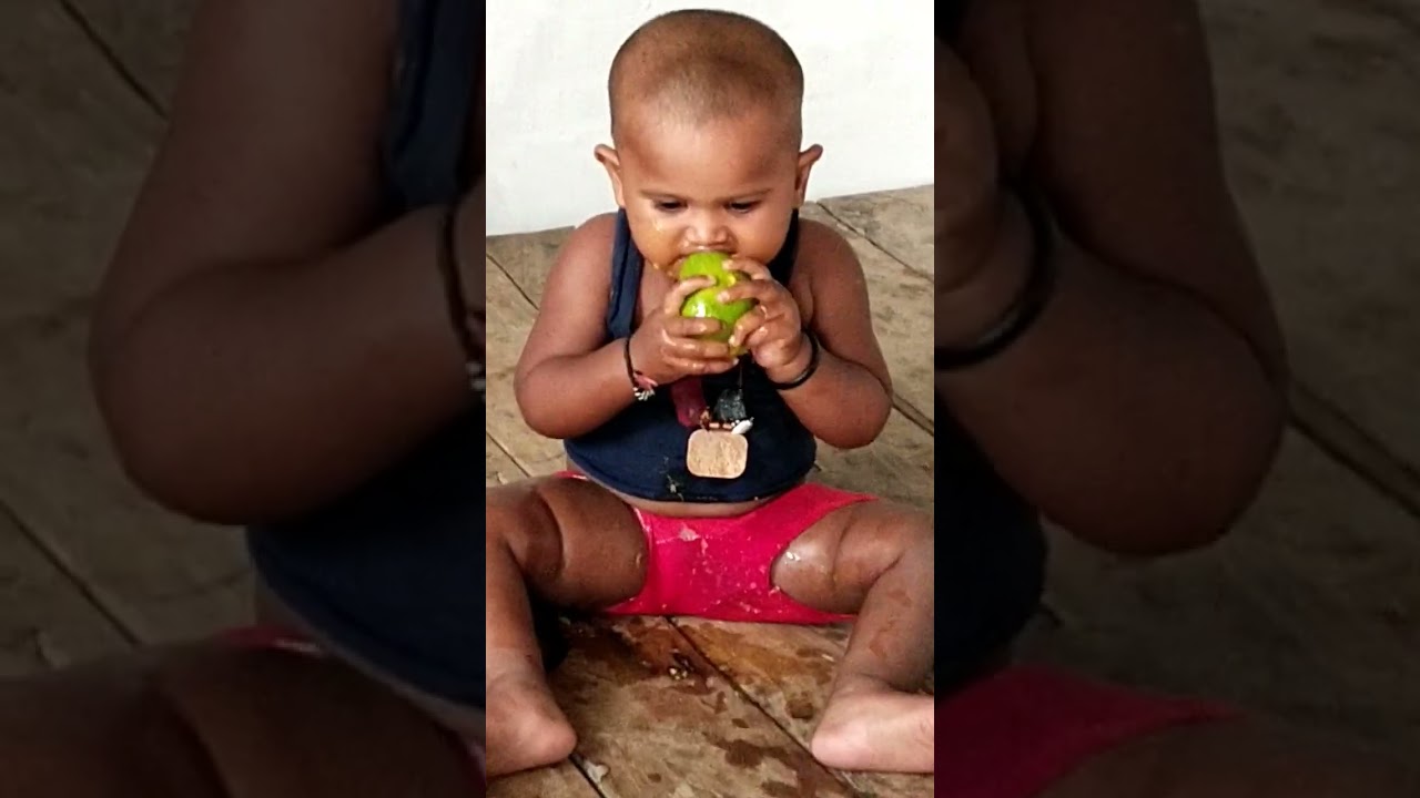 मेरी बेटी आम खाते हुए 