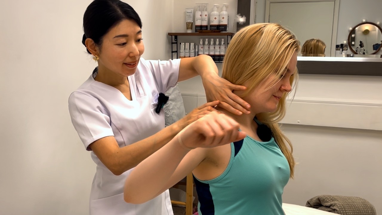 Japanese style massage &lsquo;seitai&rsquo; with facial and shoulder adjustments ASMR