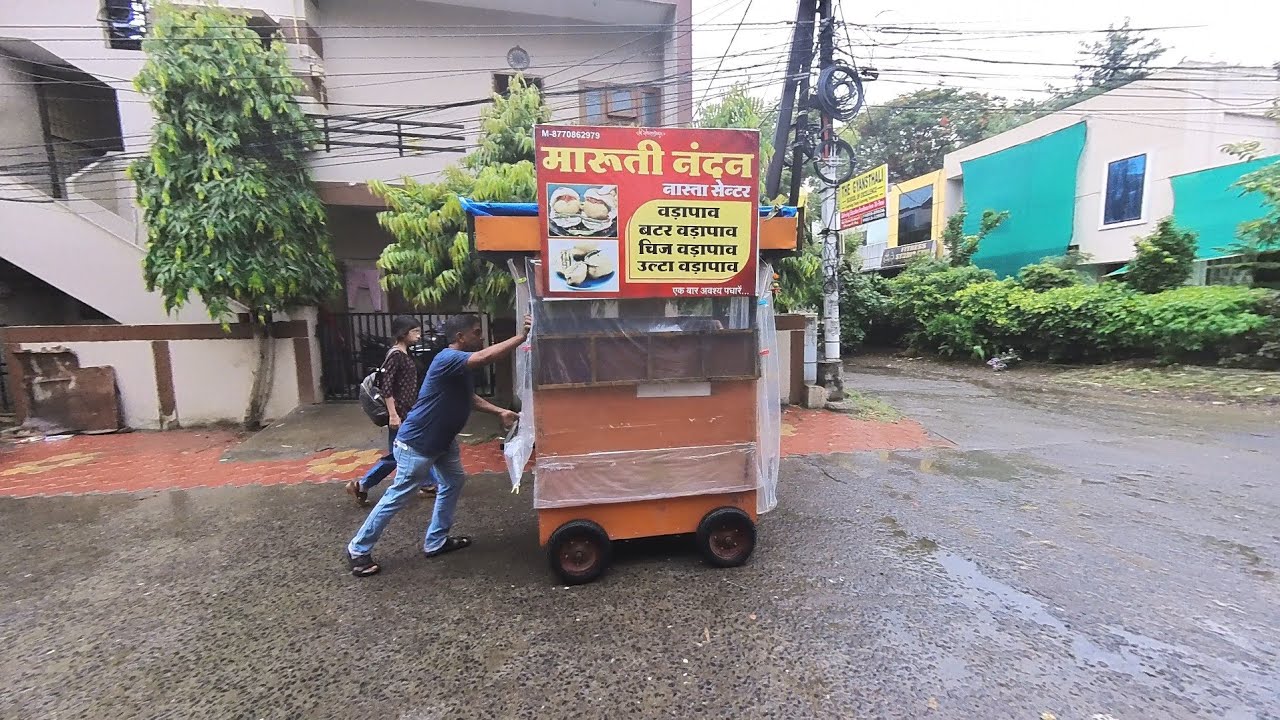 भैया देते हैं 20 रुपए में मस्त वडा पाव। Maruti Nandan Vadapav Indore Street Food Motivational Video