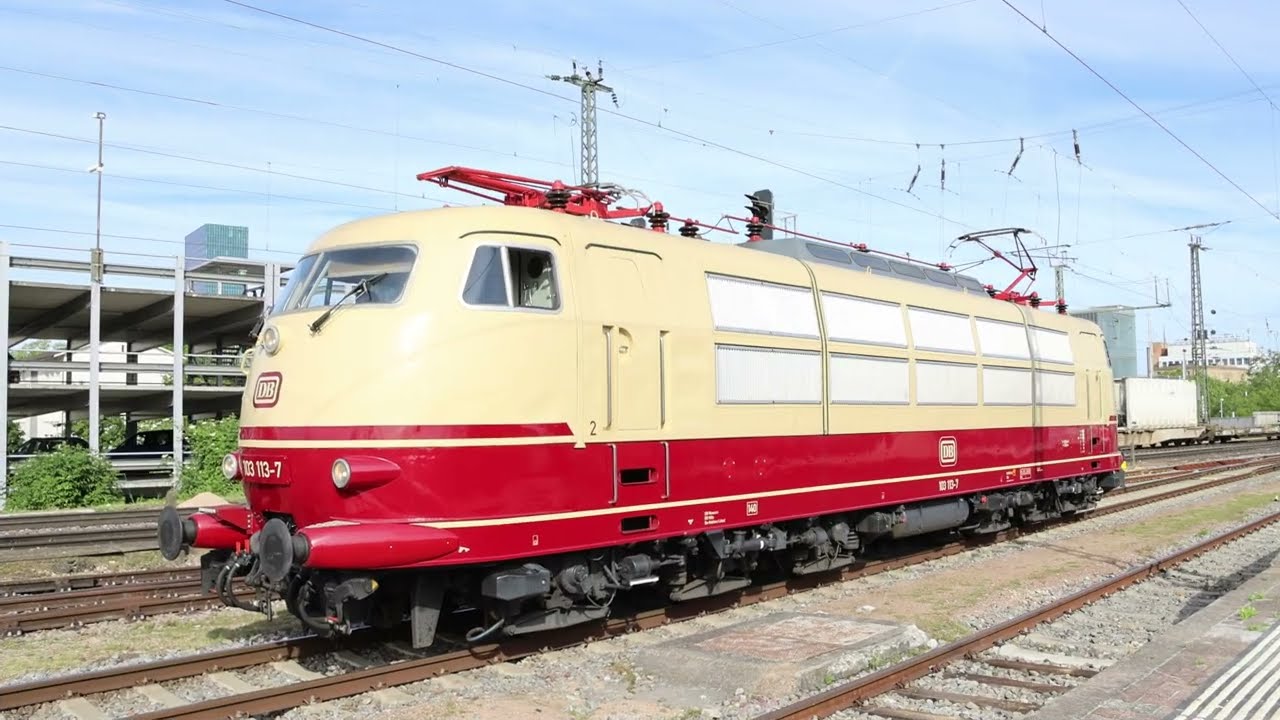 SBB/DB, Impressionen Lokwechsel Basel Bad Bf mit Ellok BR 103 /Re 4/4 II, plus Güterzüge, 24.05.2025