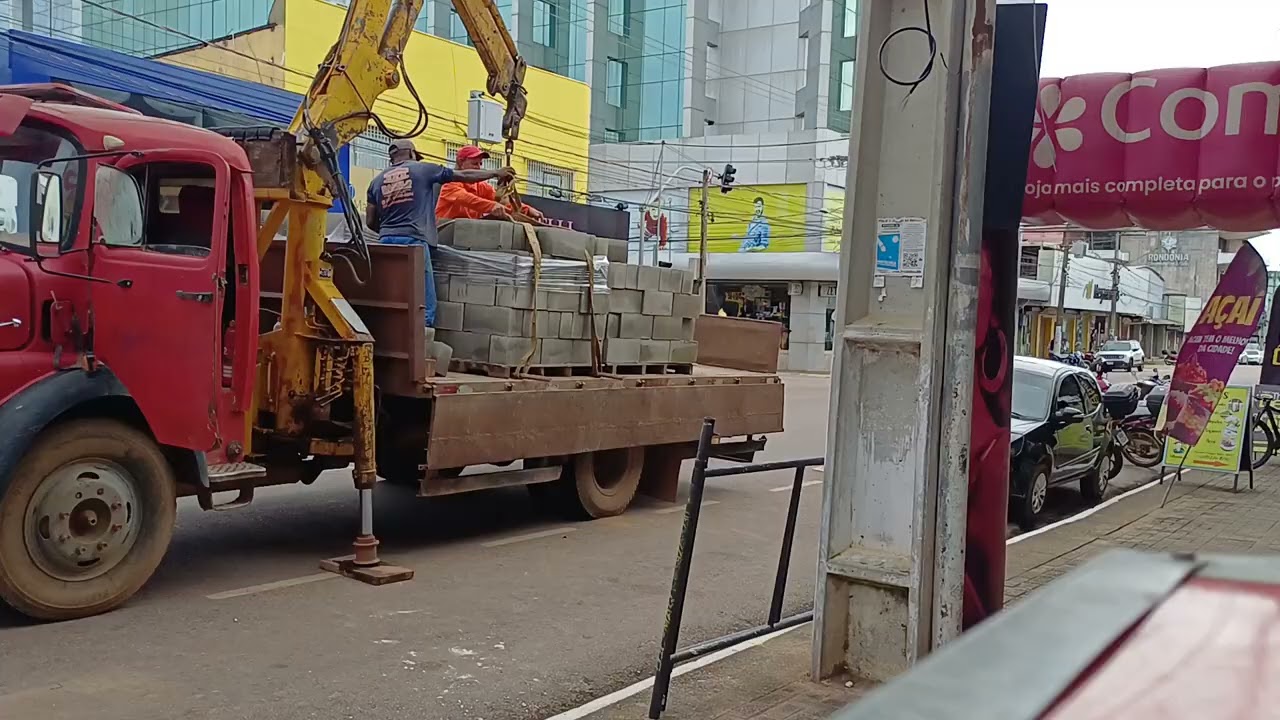 Mercedes 1113 descarregando pallet de bloco de tijolo com muque