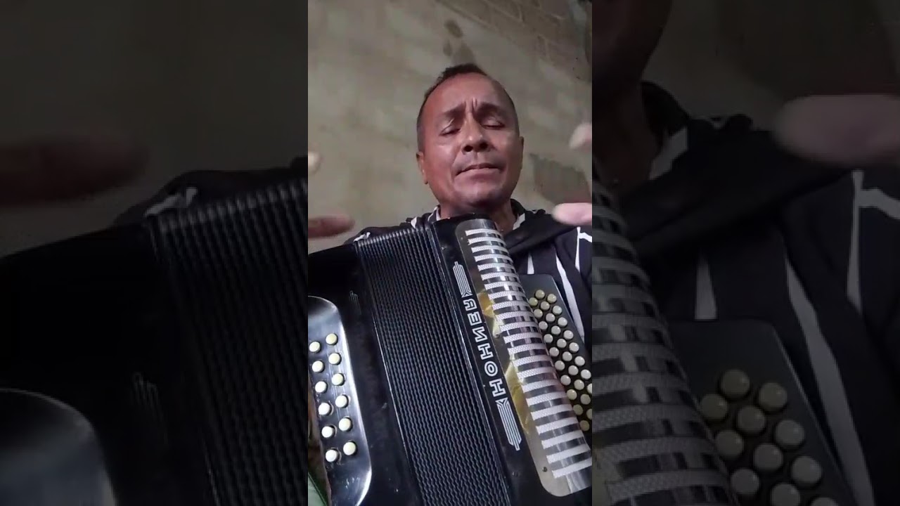 Yonis Argumedo bajo el fuego del espíritu santo de Dios alabando con vallenato grueso 