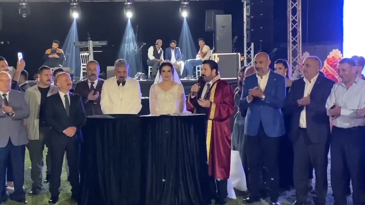 Ağrı halkı Belediye Başkanı Savcı Sayan’ın kardeşinin, 3 bin 500 kişilik düğün coşkuyla kutlandı.