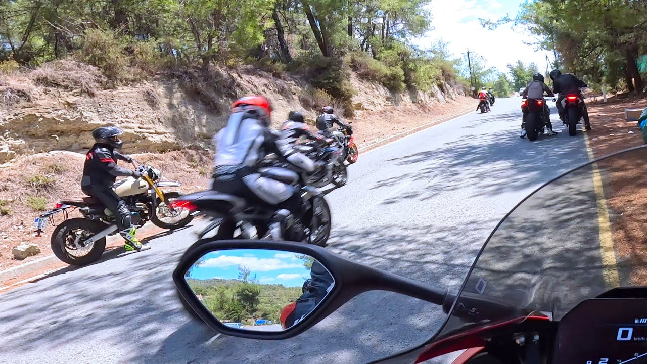Triumph Street Triple 765Rs Chasing Aprilia Tuono V4... I am Just watching the race from the back.