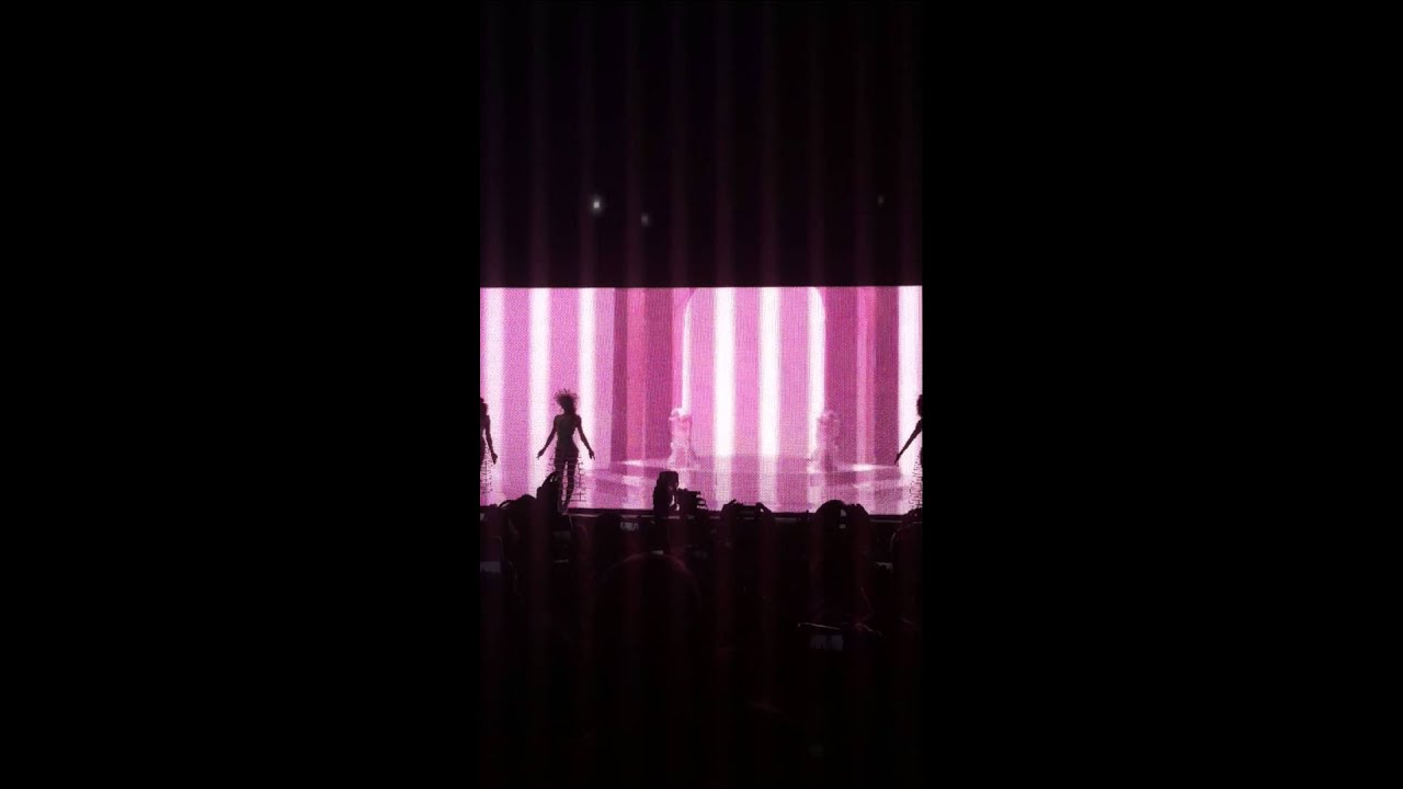 Beyonce - Intro & Run The World (Girls) (The Mrs.Carter Show - Detroit, Michigan)