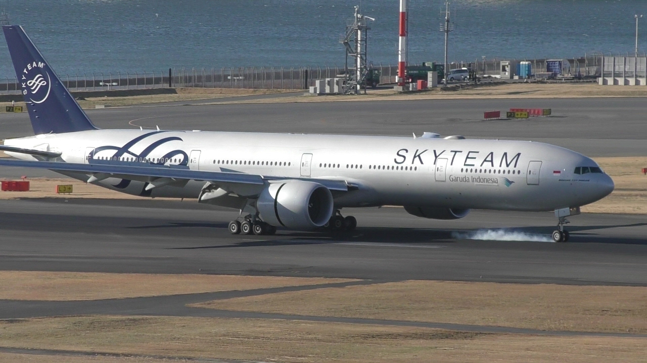 ✈ついに日本初飛来 Skyteam livery Garuda Indonesia B777 PK-GII landing @Haneda Airport rwy34L(WX970M/羽田空港)
