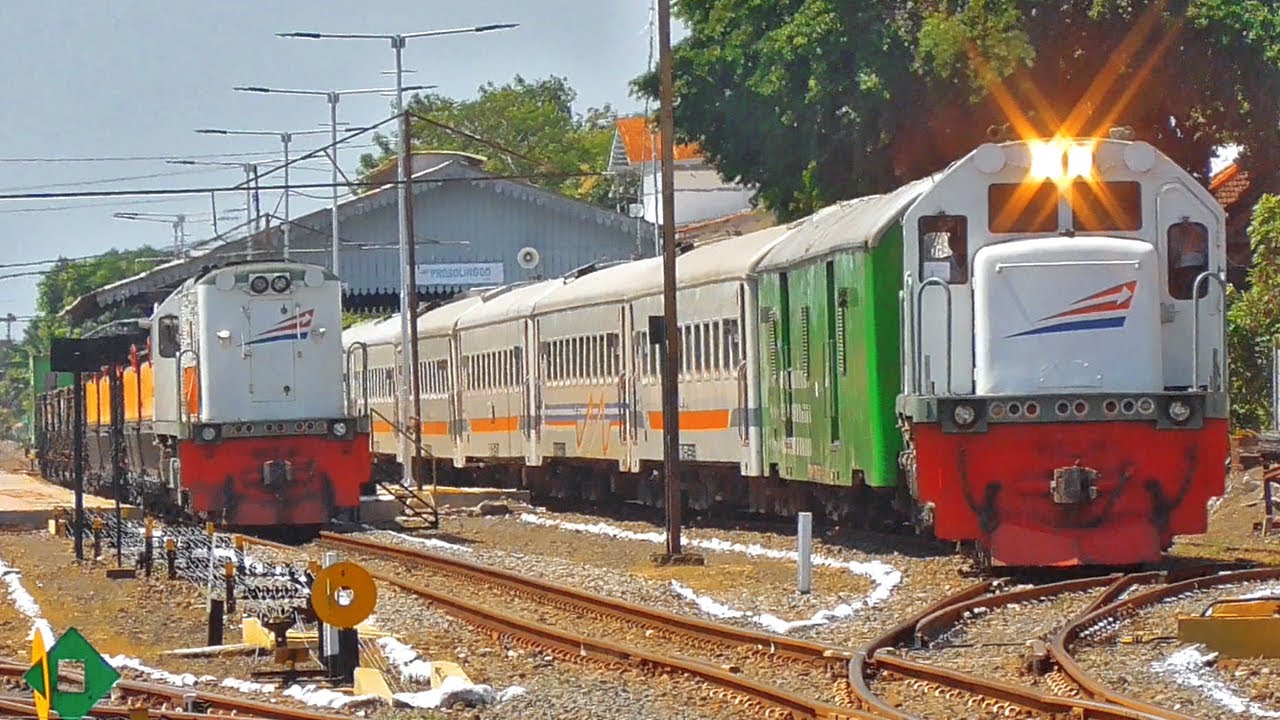 MOMENT DISUSUL 2 KERETA SEKALIGUS !! KLB Kricak Disusul 2x Lewat Jalur Belok di Stasiun Probolinggo