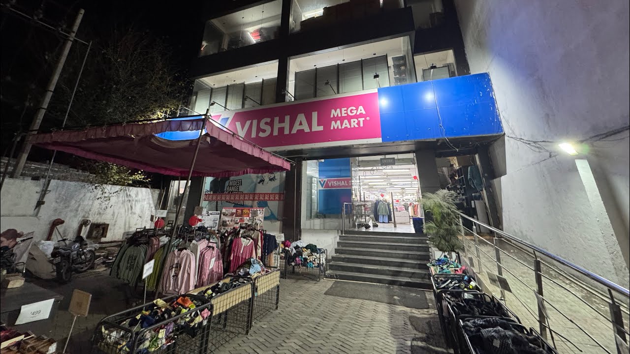 Going #vishalmegamart as a customer 😀 (#vishal #shopping #offersales ) #vlog20 