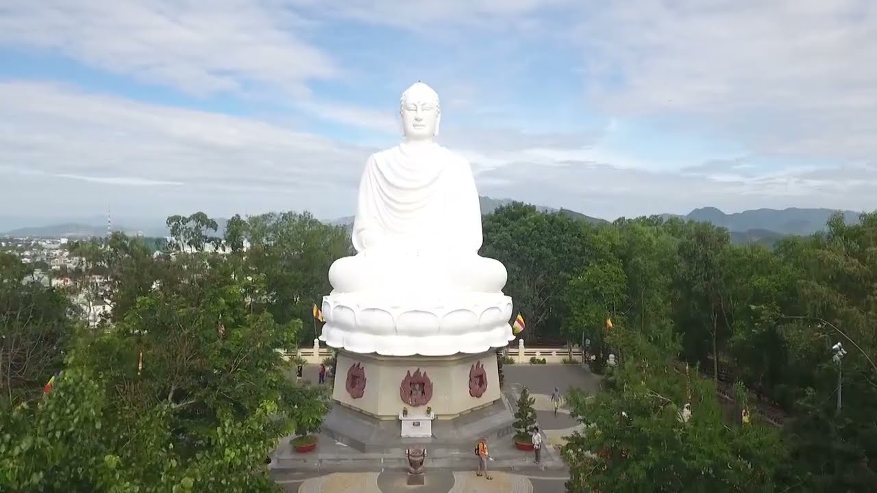 나트랑의 거대한 불교 사원, 롱선사