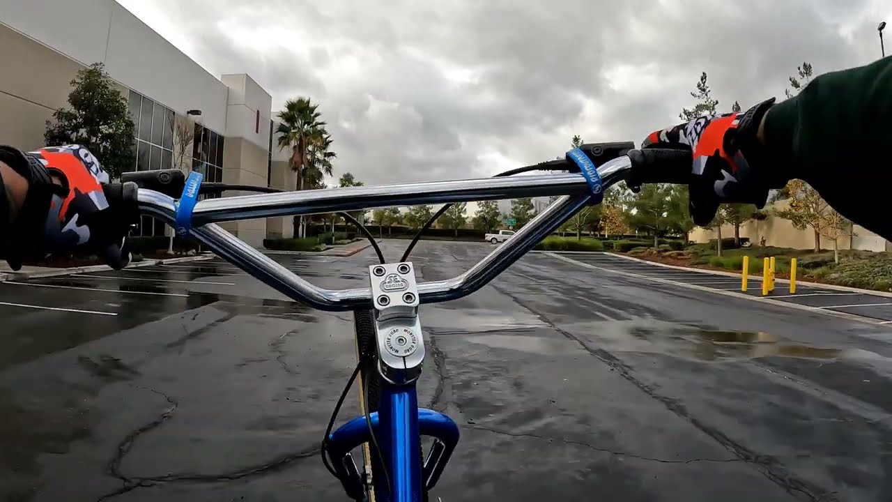 КАК ЕЗДИТЬ НА КОЛЕСЕ БОЛЬШОГО BMX-ВЕЛОСИПЕДА SE MONSTERQUAD И BIG RIPPER