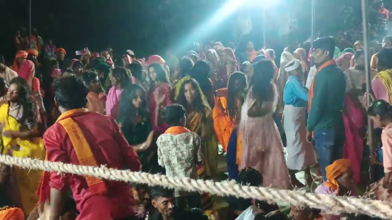 चोरणो में आया सिश नमाया पुजा करु तुम्हारी भोजन गायक गमरिया माहाराज मोहडुव वाले 🙏 सभी सोतों को जय शिव