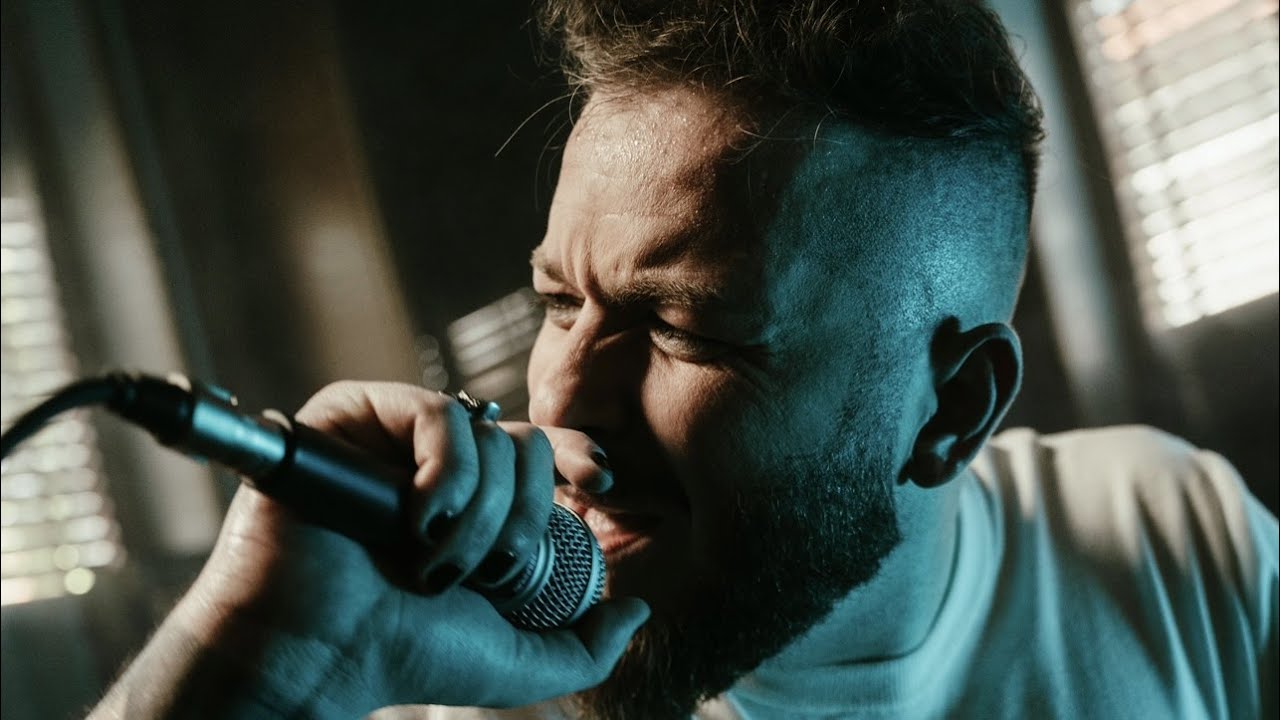 Nicola Cavallaro - Divento Rosso [Official Video]
