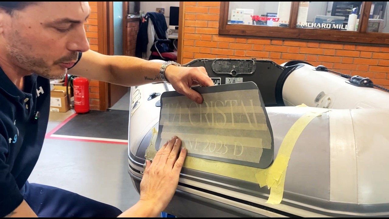 Приклейте неопреновые логотипы «TENDER TO» к ПВХ-тендерам (приклейте их так же, как и любые други...