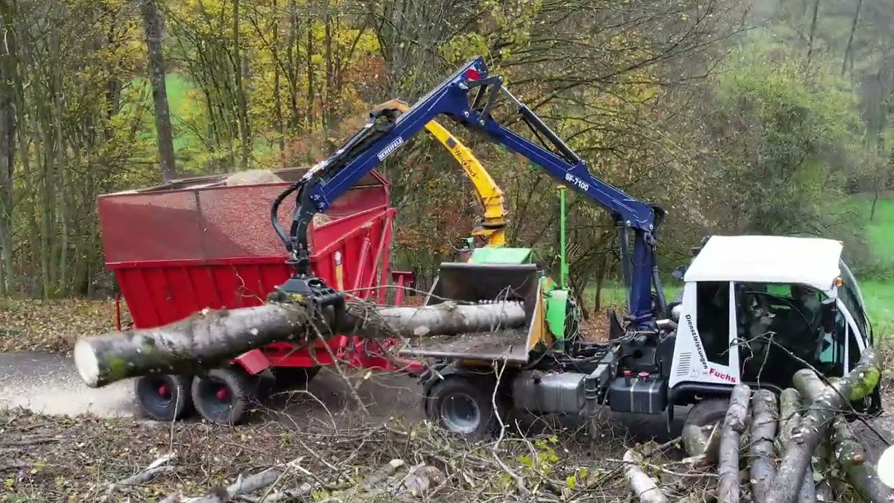 Schiltrac Swisstrans mit Häcksler und Überladewagen