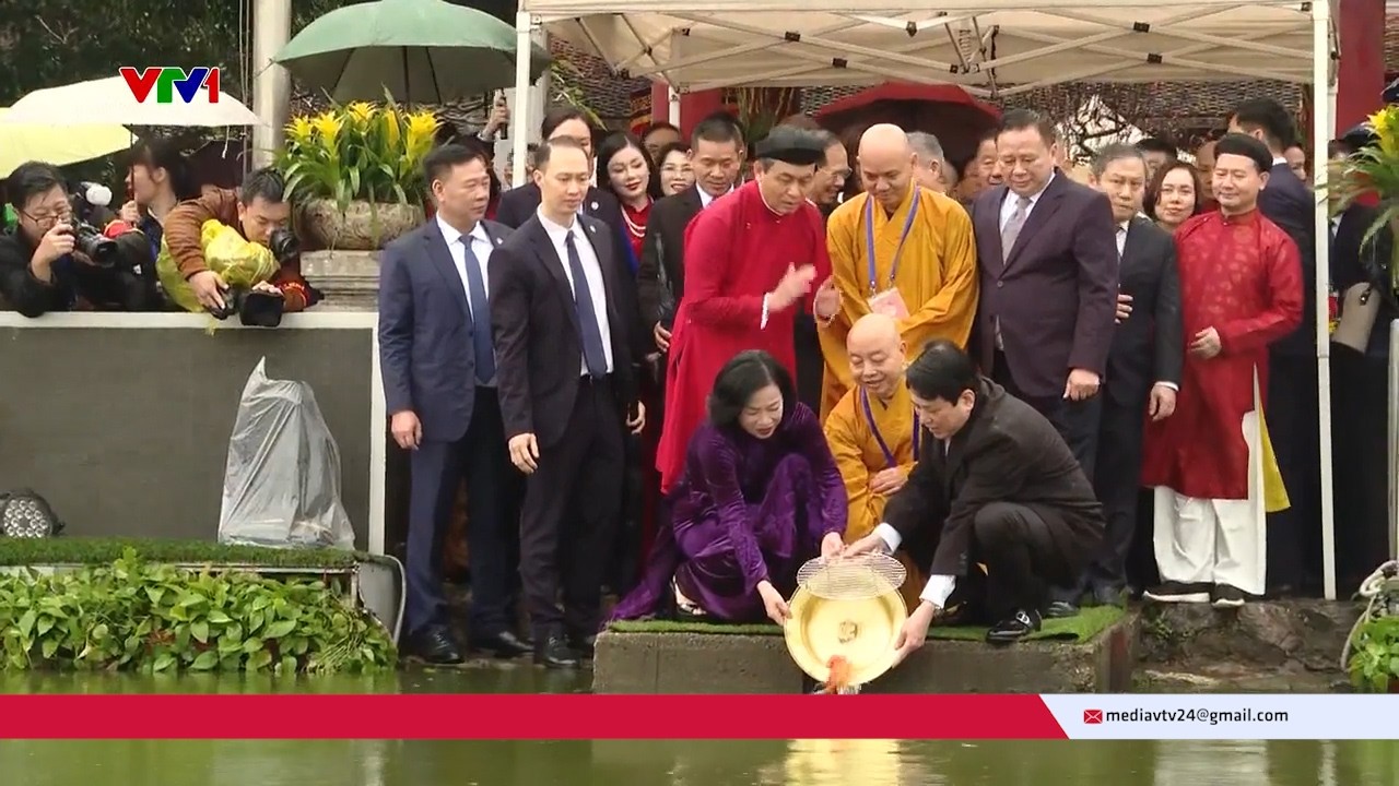 Chủ tịch nước Lương Cường và phu nhân thả cá chép ở hồ Hoàn Kiếm | VTV24