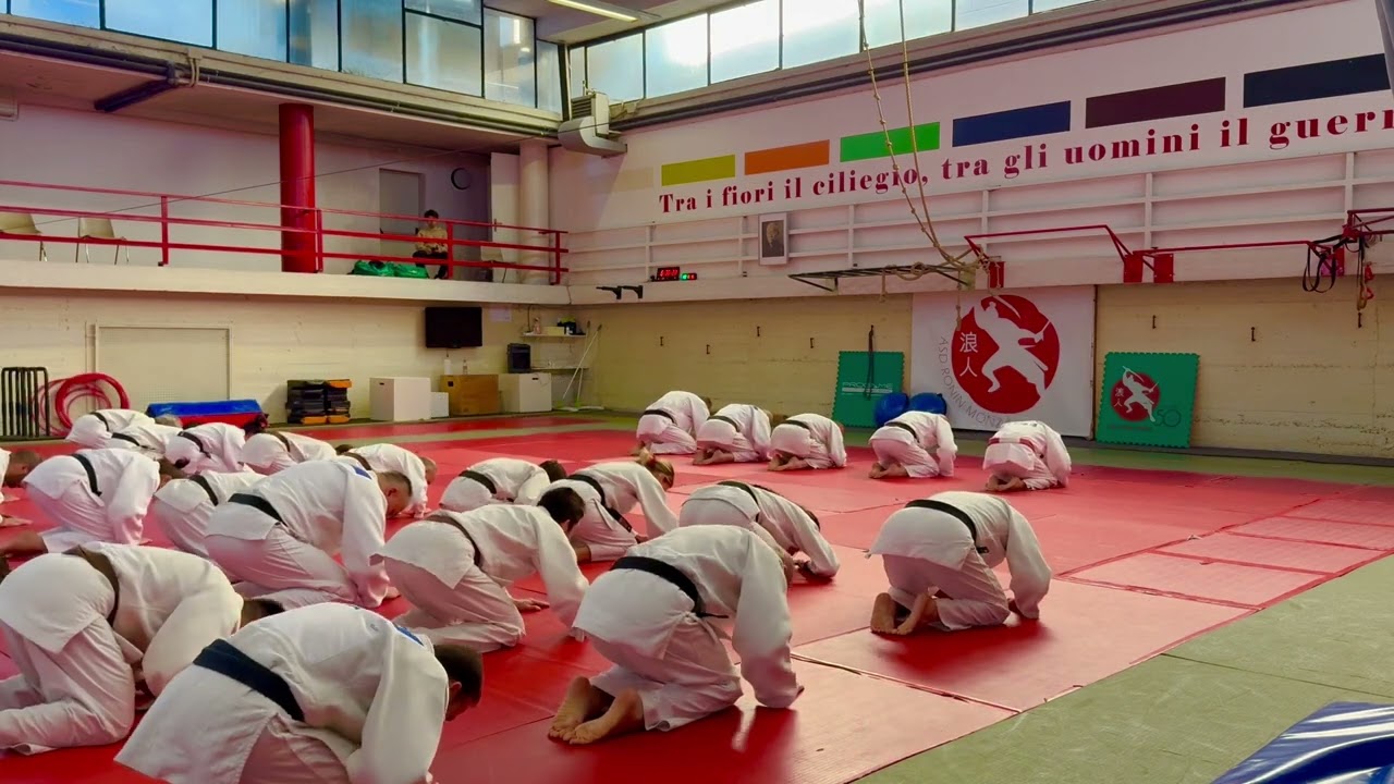 Il M&deg; Giacomo de Cerce in una delle tante lezioni di Judo Kata mostra il cerimoniale di rito