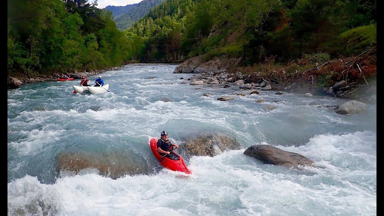 3 mn version - Ubaye retired kayakers too Sexy for their hats !