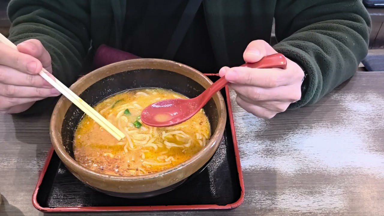 味噌蔵麺四郎知多店へ行き、北海道辛味噌ラーメンを、炙りチャーシュー一枚サービスして貰い、堪能している所を、撮影してみました