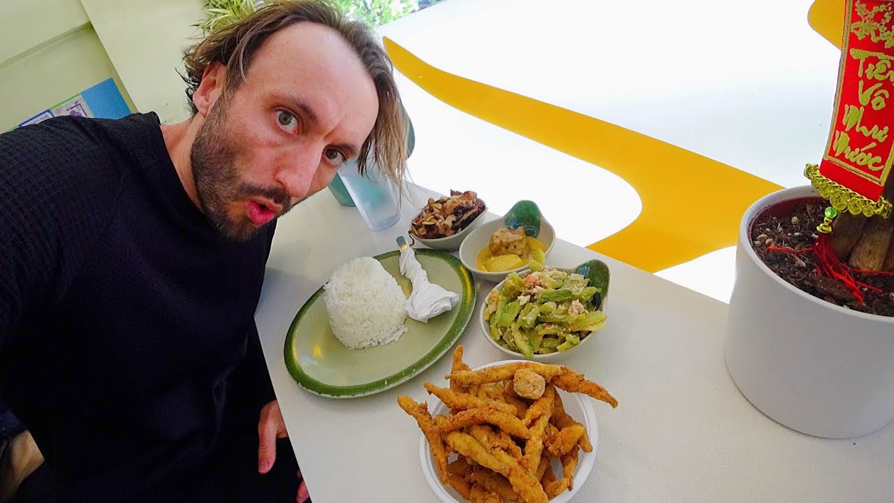 Sinangag na Dilis, Dinakdakan, Ginisang Ampalaya & Pinoy Curry 🇵🇭 | Trying Filipino Food