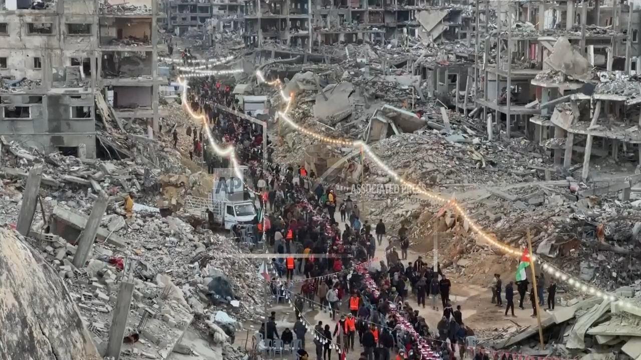 Hundreds arrive for Iftar among rubble in Rafah on first day of Ramadan