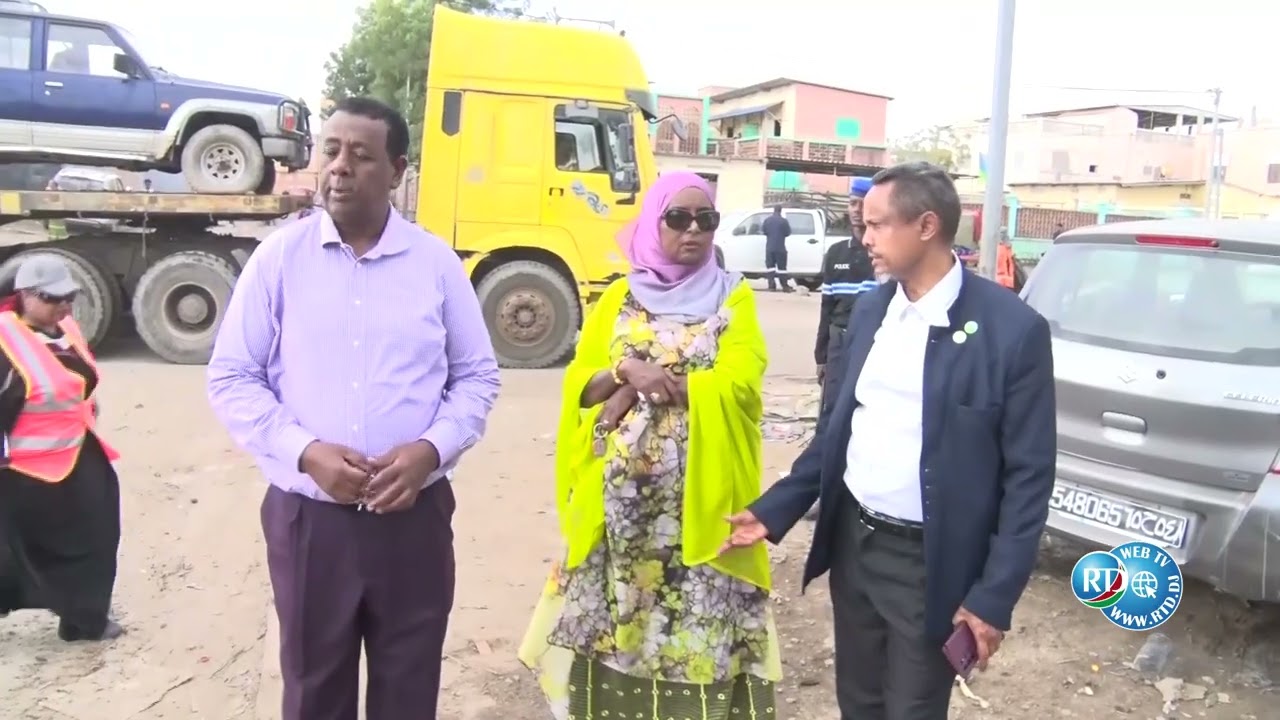 Djibouti ville : la mairie débarrasse le domaine public des épaves de voitures.