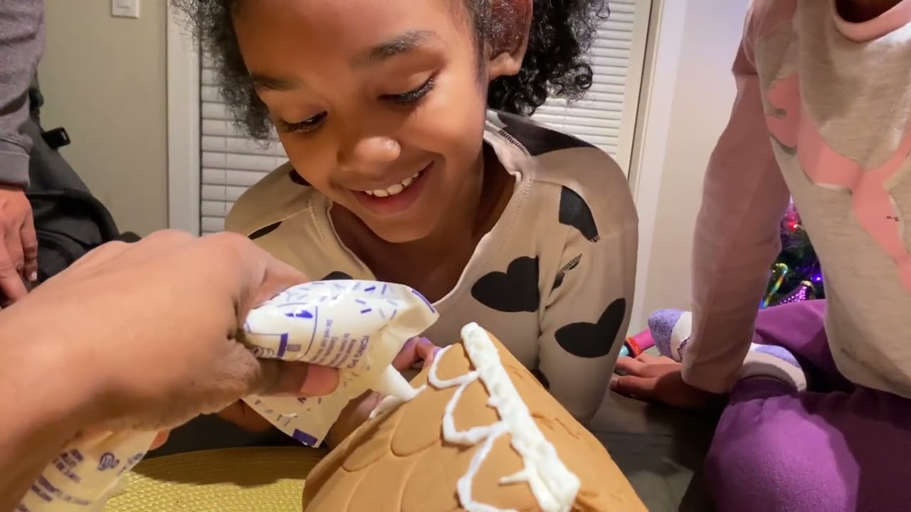 Vlogmas Day 22 Making A Ginger Bread House