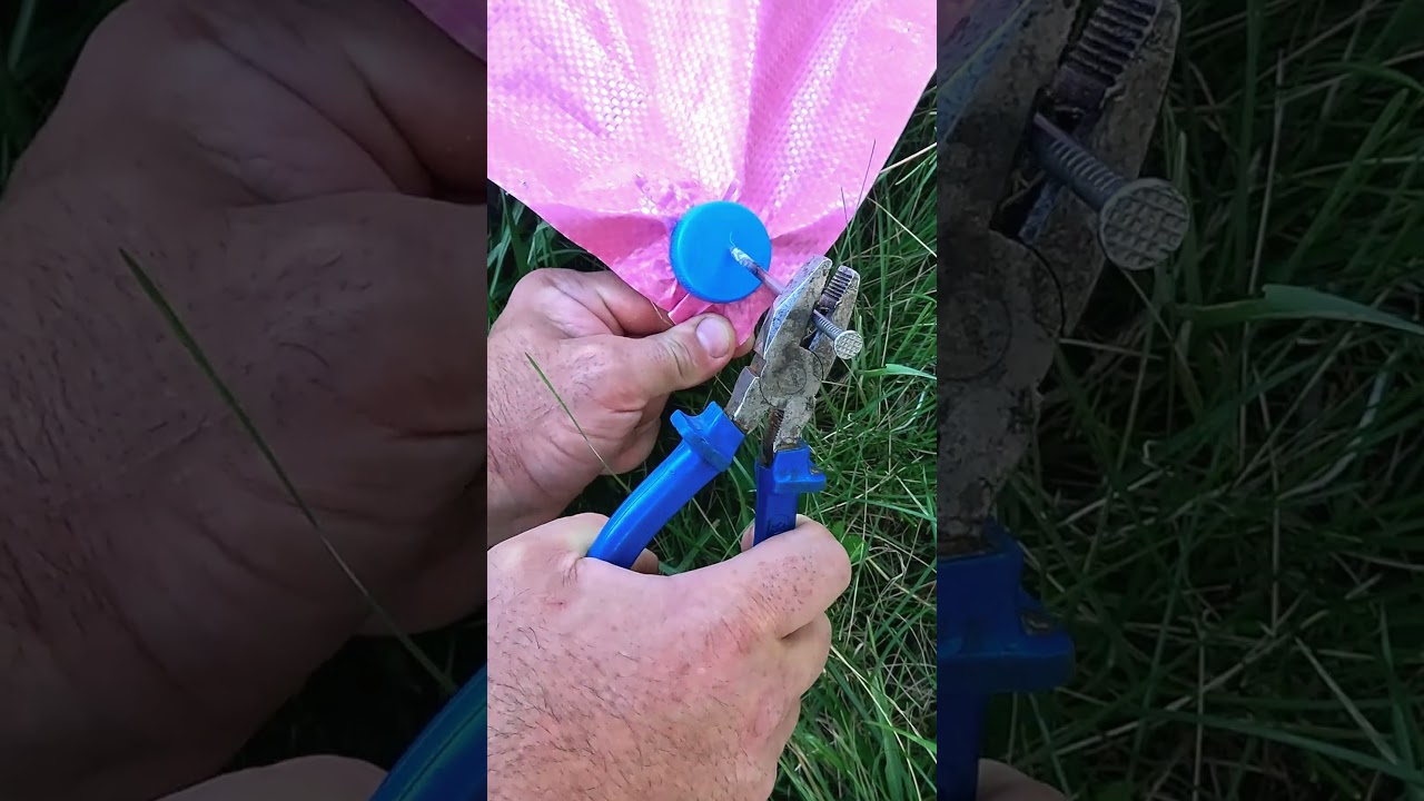 Гениальный лайфхак с крышками для бутылок &mdash; легко защитите люверсы для палаток и брезента! #shorts