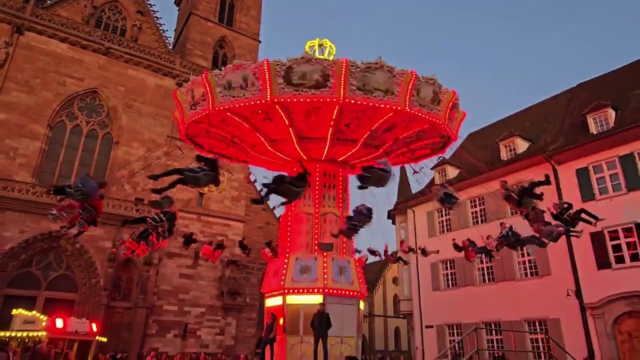 Basler Herbstmesse 2024   13/18  Abendstimmung  auf dem Münsterplatz BS/U.a.Wellenflieger/ Riesenrad