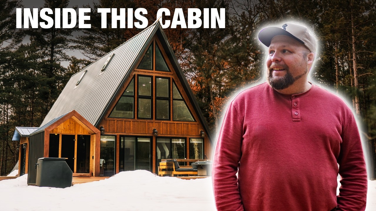 Внутри этой укромной хижины в форме буквы А в лесах Висконсина