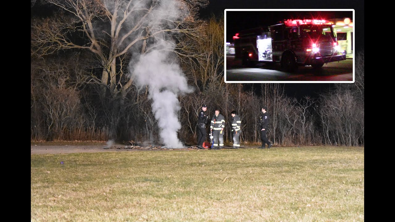 Пожарные отреагировали на небольшой пожар на детской площадке в Лейк-Вилле, штат Иллинойс, 28.11....
