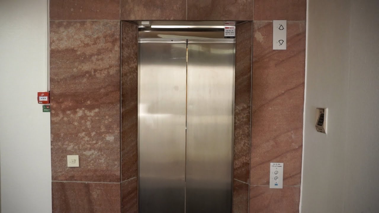 Epic Motor! Amazing original 1984 KONE traction elevator @ Norra K&auml;llgatan 17, V&auml;ster&aring;s, Sweden